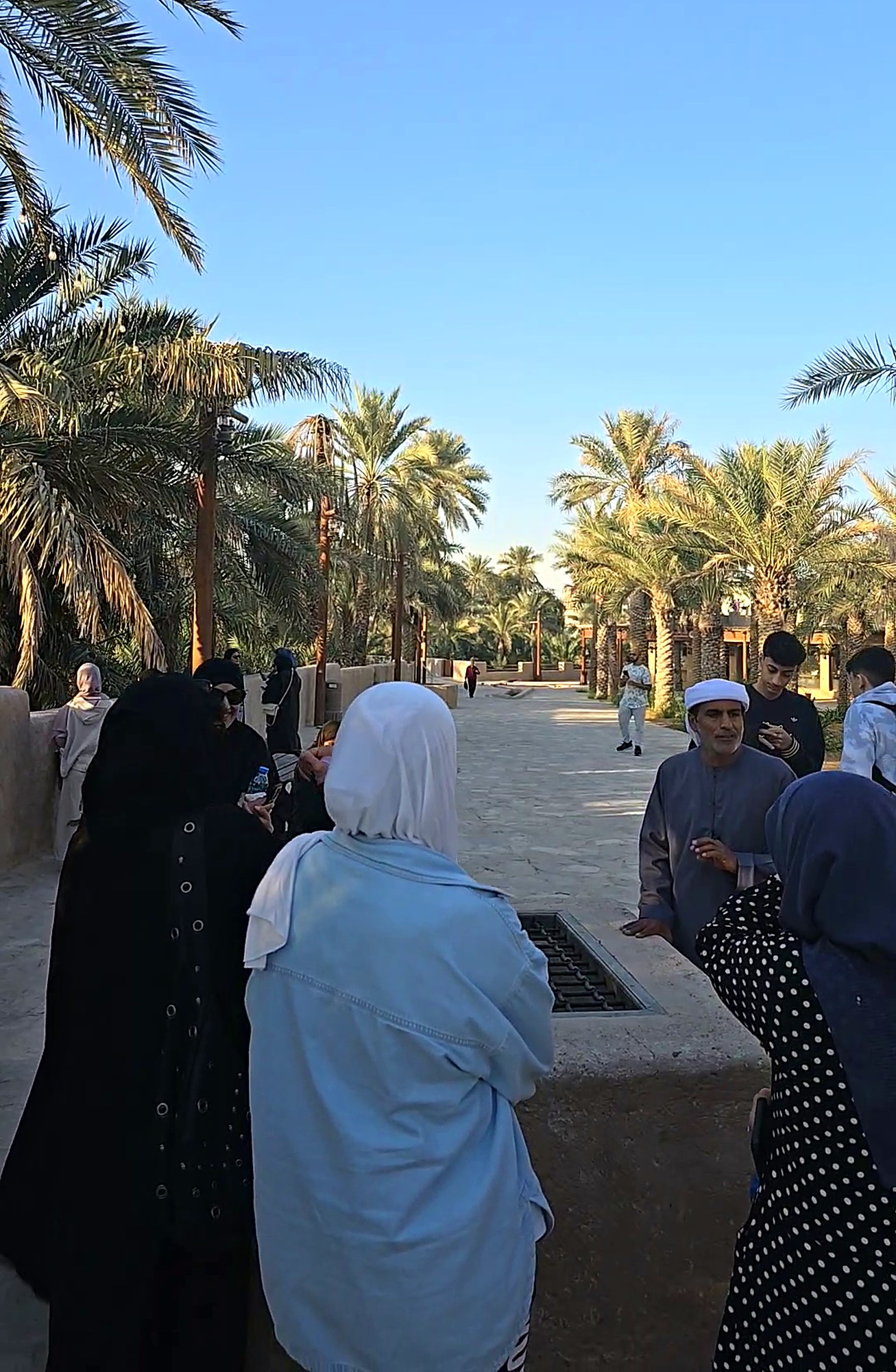 المرشد المحلي مع المجموعة في الذيد