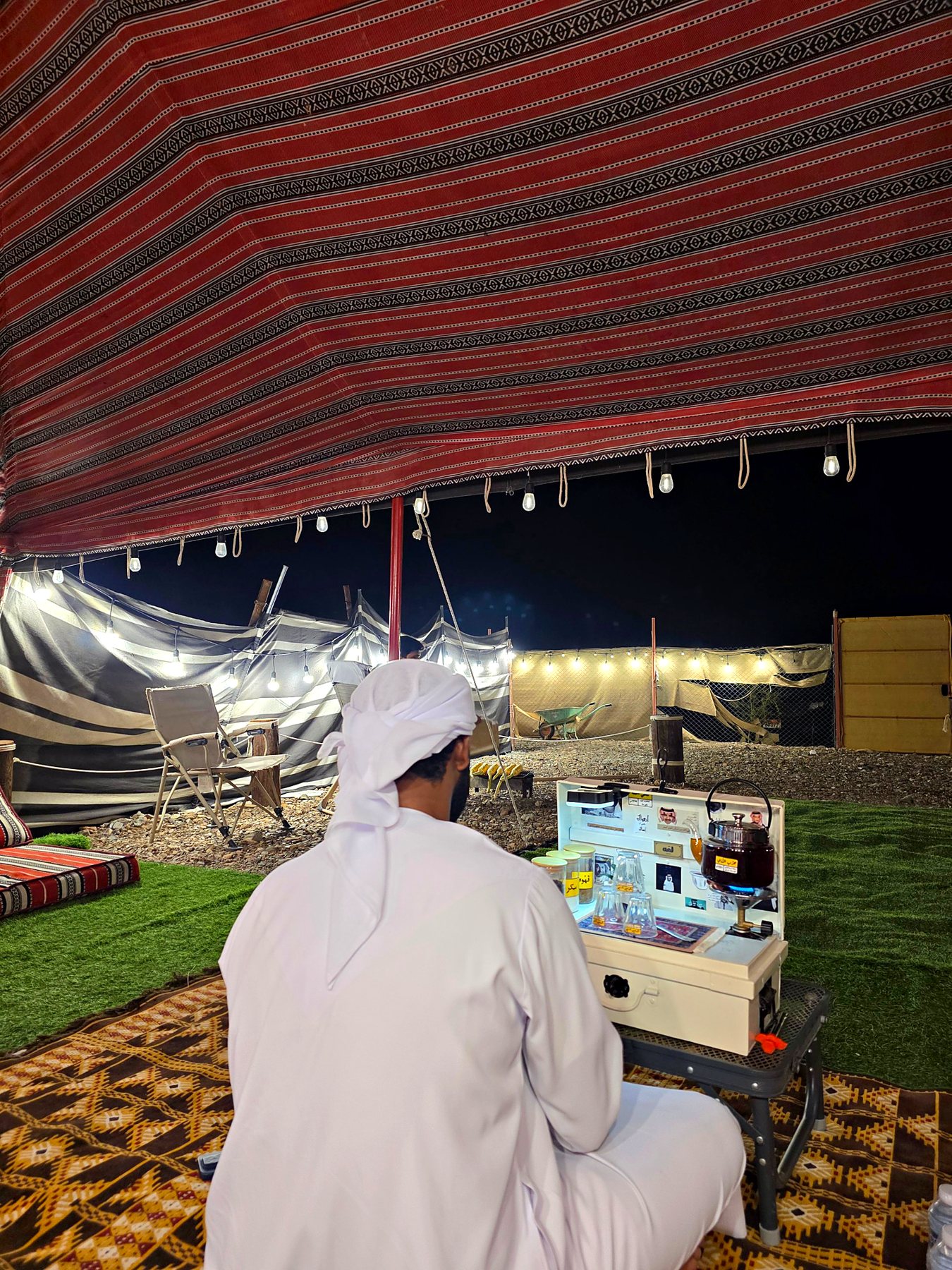 القهوة العربية في مجلس العزبة مساءً