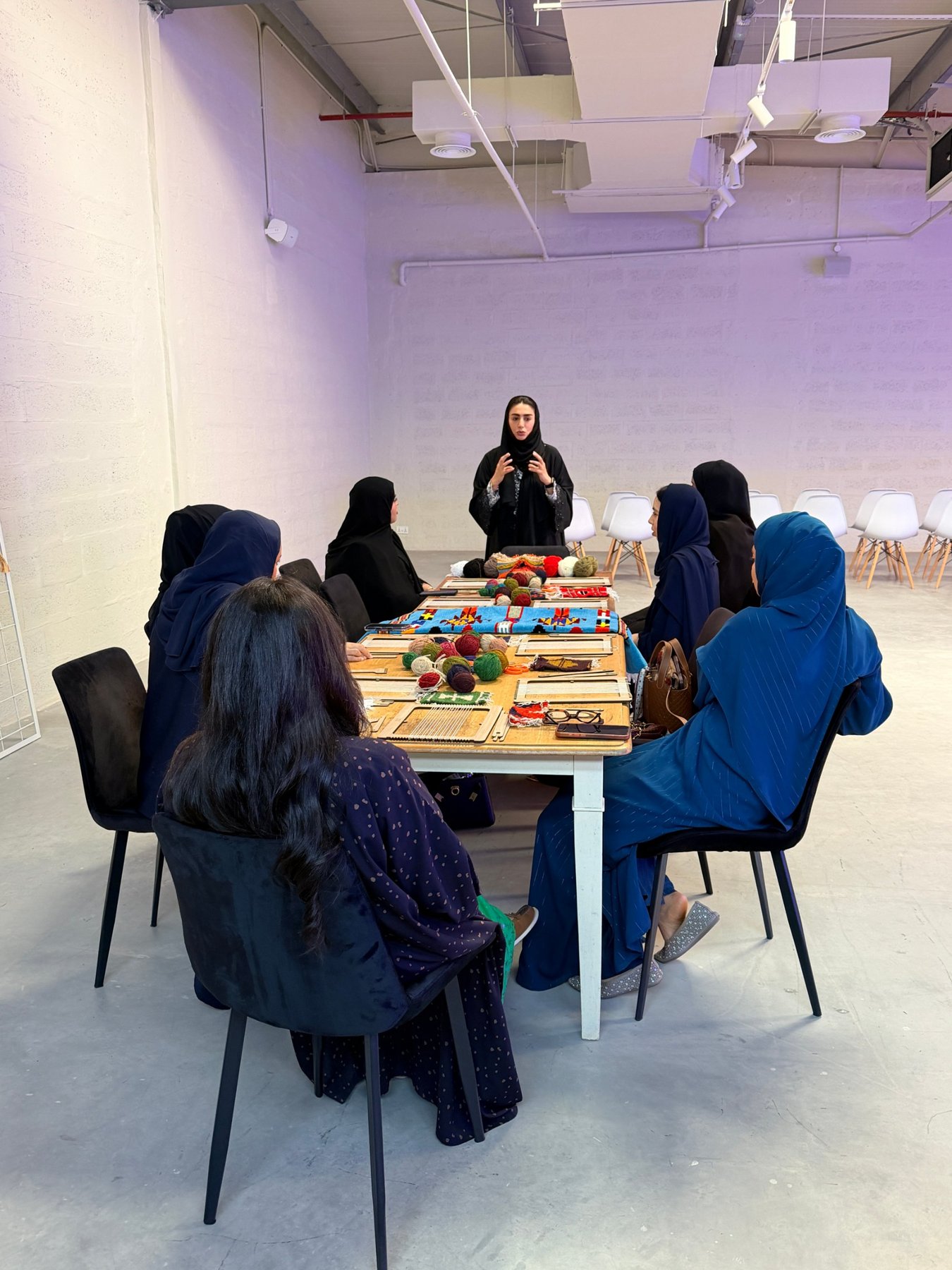 An Emirati artisan introducing Sadu to a group