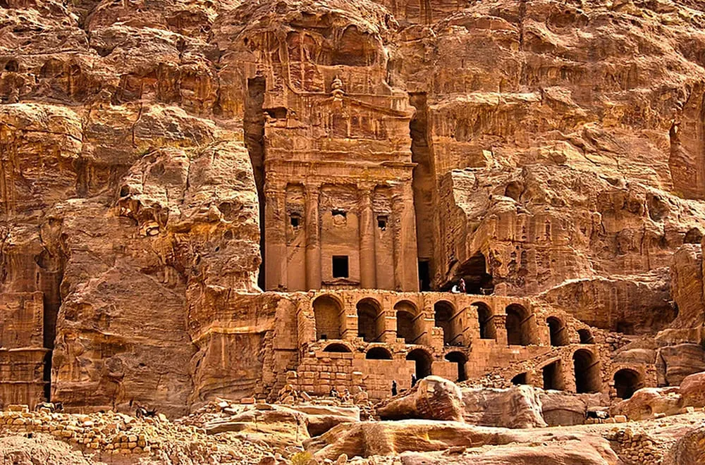 أرض-مدين-04 البيوت المنحوتة في مدين