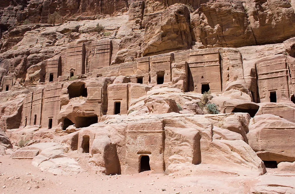 حضارة-الأنباط-02 بيوت الانباط في البترا
