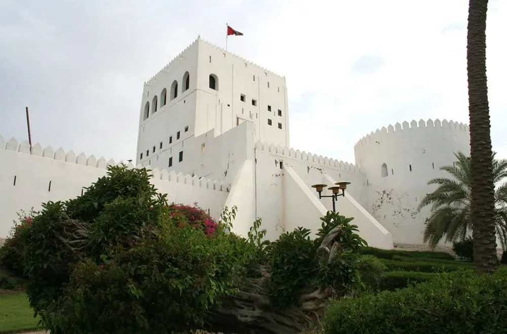تعرف على قلعة صحار والحياة التاريخية خلف جدرانها البيضاء