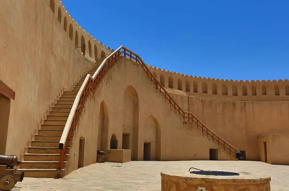 قلعة-نزوى-04 ادراج قلعة نزوى